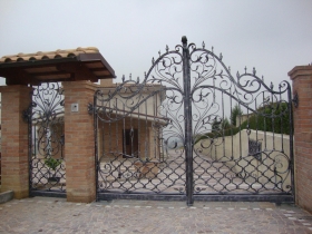 cancello-in-ferro-battuto-con-cancelletto