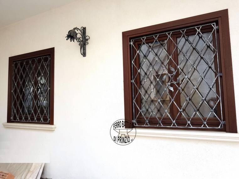 Grata di protezione in ferro battuto per finestre