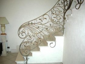 Ringhiera in ferro battuto con decorazione floreale