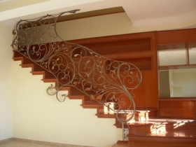 Scala in ferro battuto con agganci a soffitto