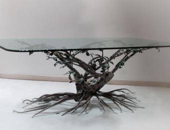 Tavolo in ferro battuto con decorazione naturale
