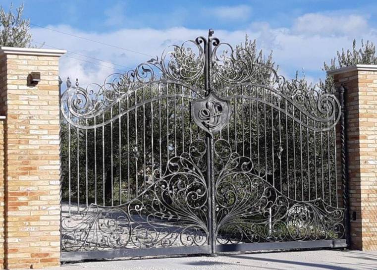 Cancello artigianale modello floreale con stemma