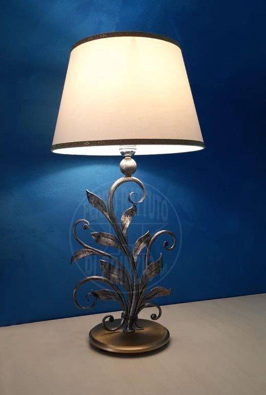 Lampada in ferro con base floreale e paralume 