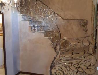 balaustra-in-ferro-battuto-floreale-con-agganci-a-soffitta.jpg balaustra in ferro battuto floreale con agganci a soffitta