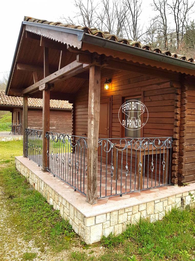 Balaustra esterna in ferro battuto per case in legno