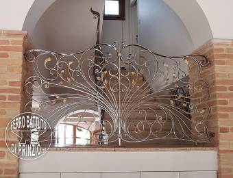 Balaustra in ferro battuto per un balconcino interno