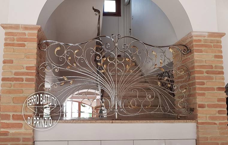 Balaustra in ferro battuto per un balconcino interno
