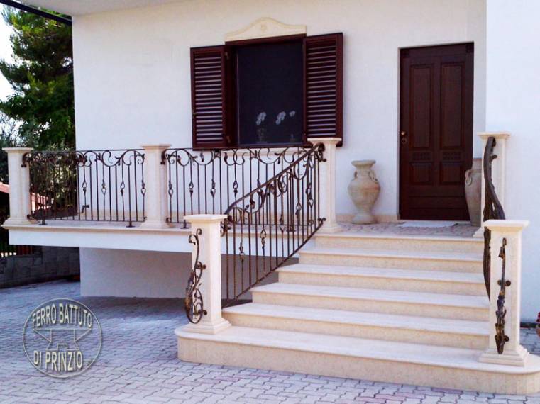 Balconata in ferro battuto e scala 
