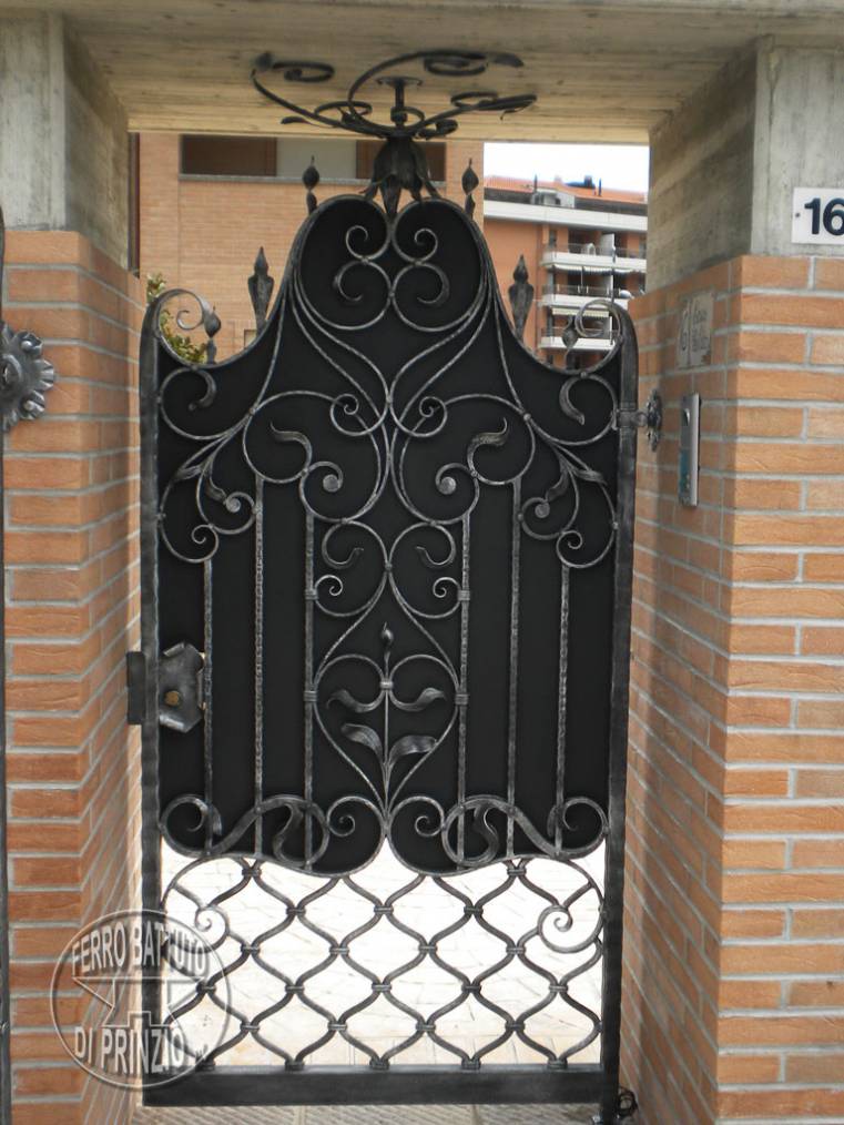Cancelleto in ferro battuto decorato