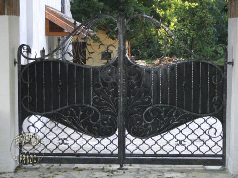 Cancello in ferro battuto  e lamiera