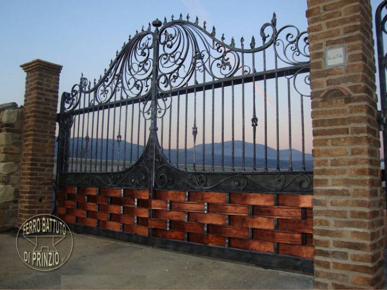 Cancello in ferro battuto e rame per villa