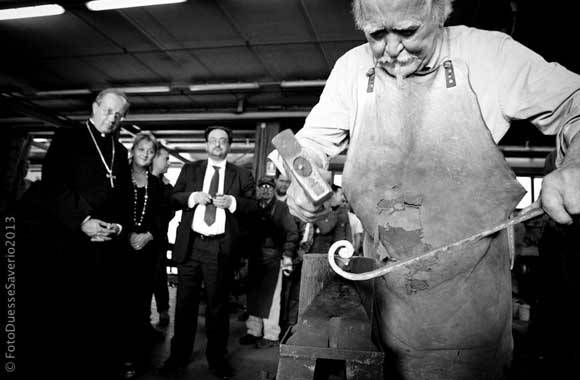 Forgiatura del ferro - Raffaele Di Prinzio al lavoro Forgiatura del ferro - Raffaele Di Prinzio al lavoro
