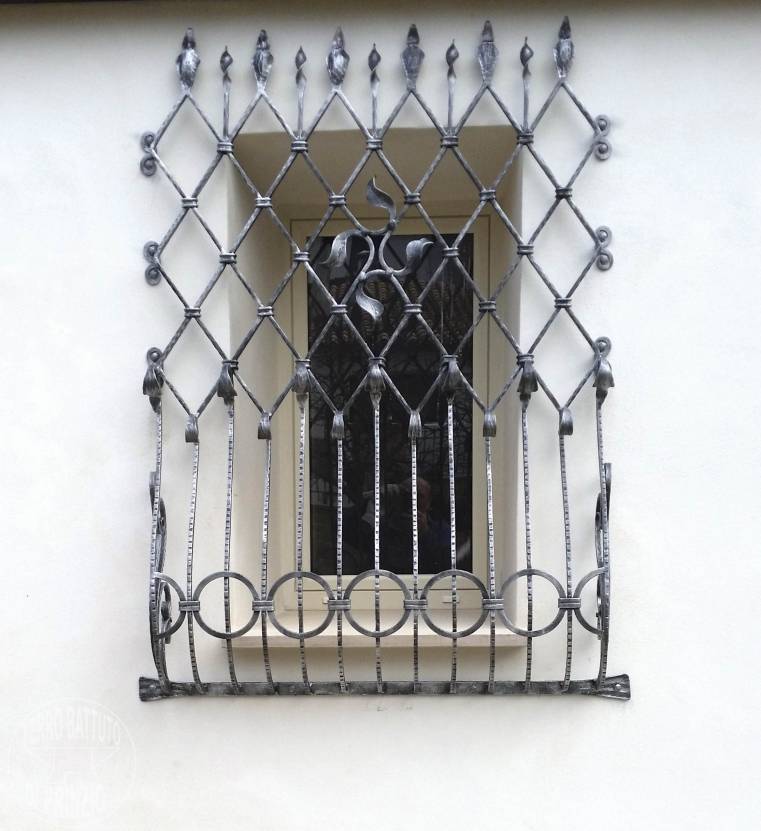 Grata Fissa in ferro battuto decorata