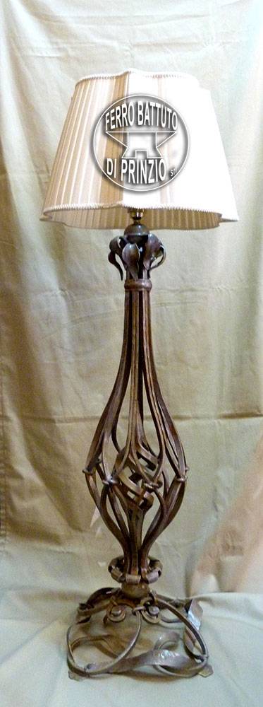 Lampada in ferro battuto con paralume