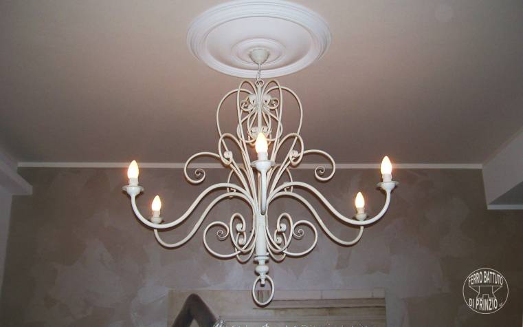 Lampadario in ferro battuto bianco
