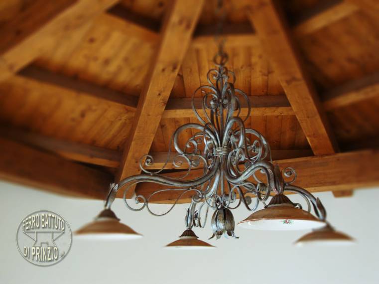 Lampadario in ferro battuto