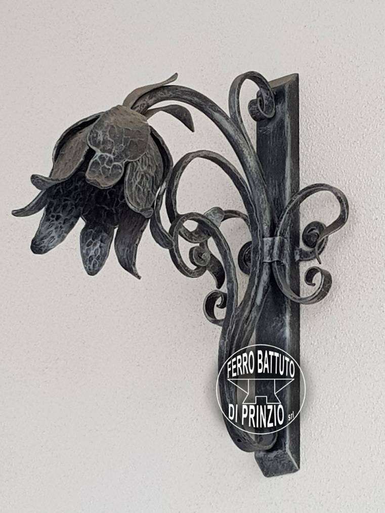 Lampioncino in ferro battuto con portalampada a forma di fiore