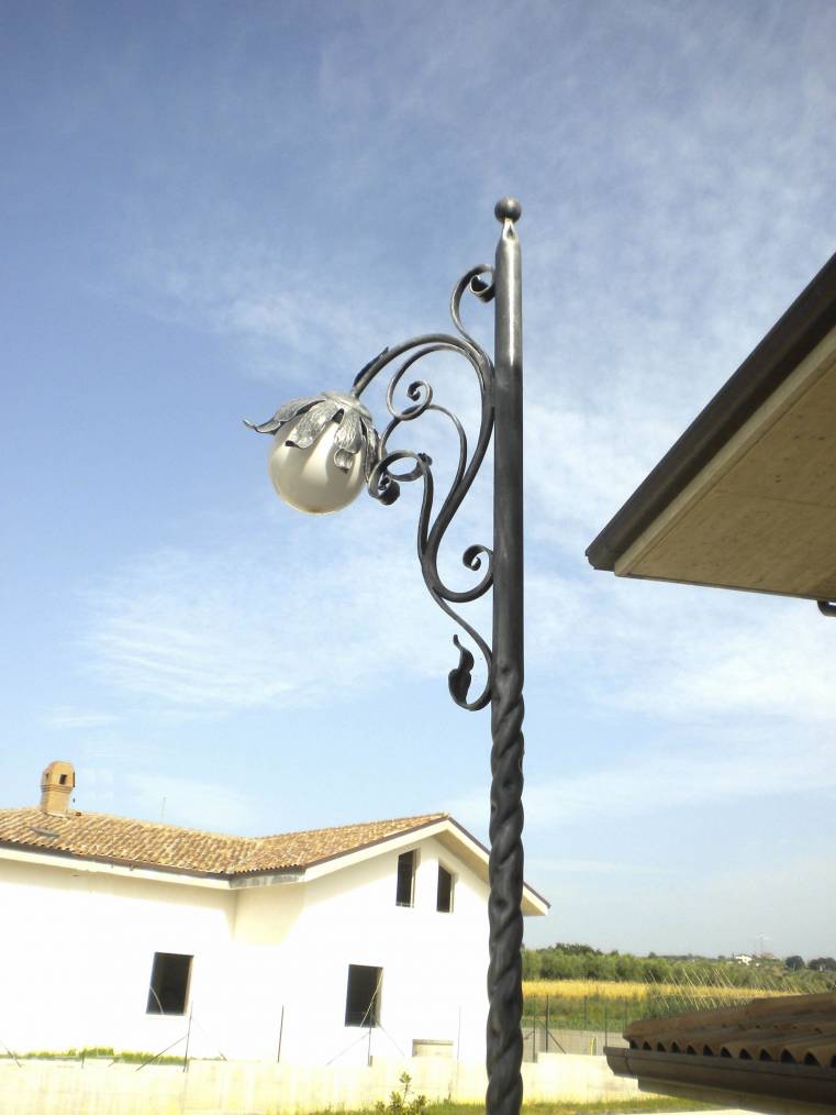 Lampione in ferro battuto a palo