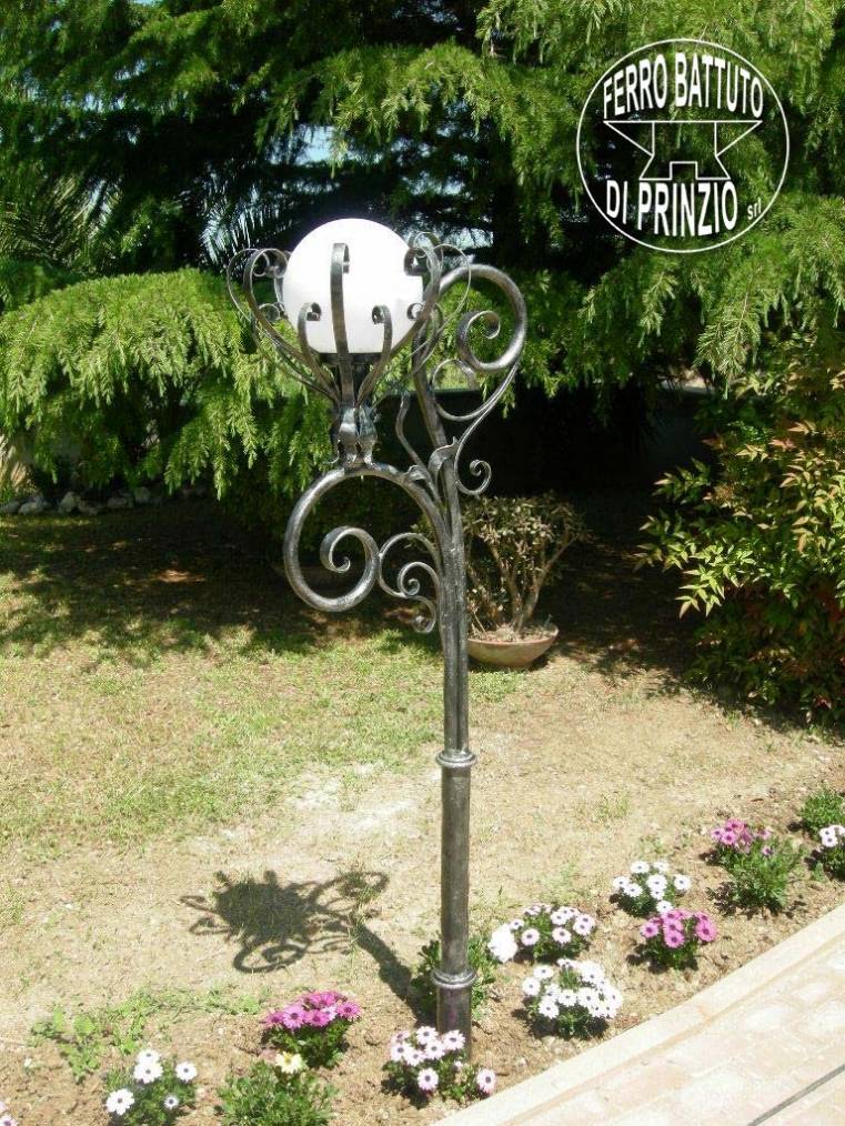 lampione-in-ferro-battuto-decorato