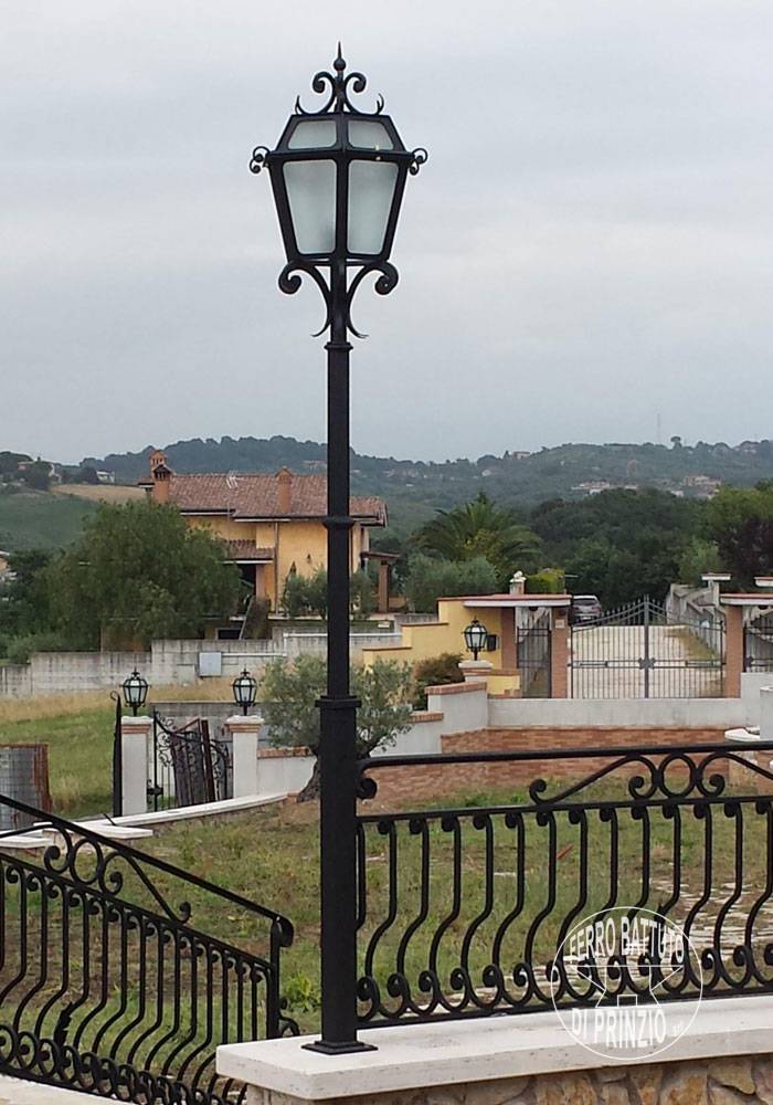 Lampione in ferro battuto