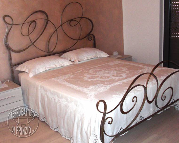 Letto in ferro battuto disegno moderno
