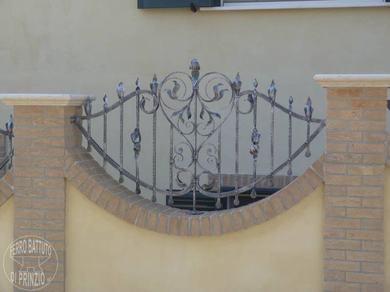 Recinzione in ferro battuto con colonne in mattoni