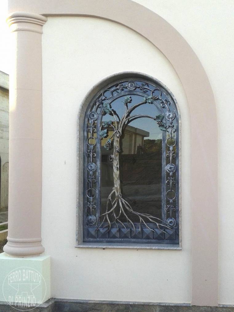 Porta Gentilizia con albero in ferro battuto