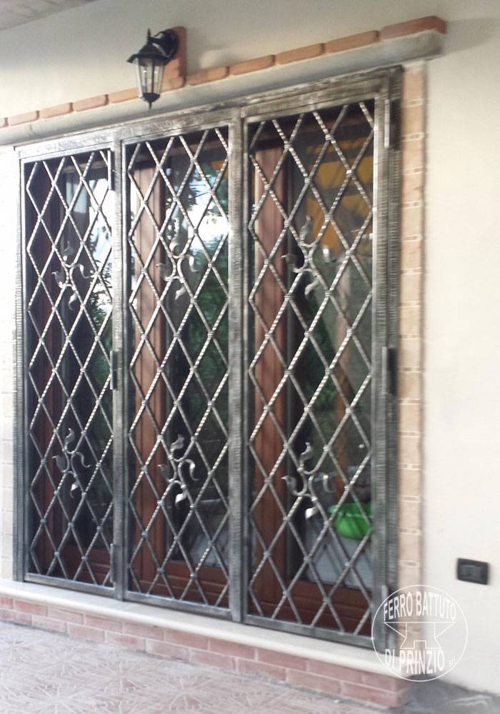 Protezione in ferro battuto per porta finestra