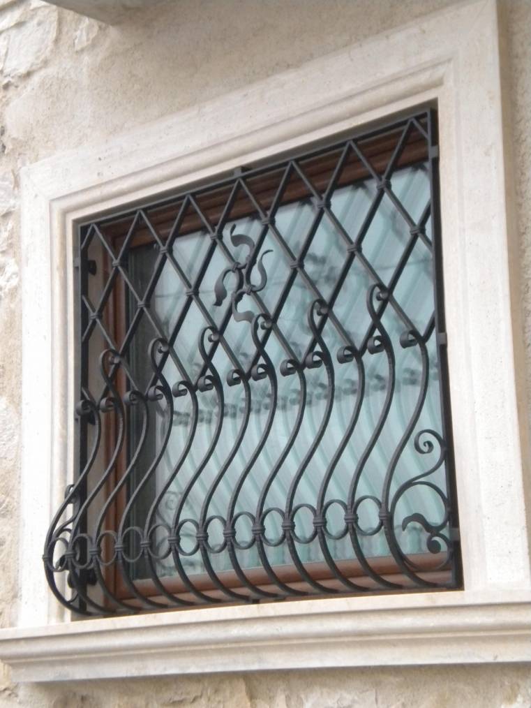 Protezione-in-ferro-battuto-decorato