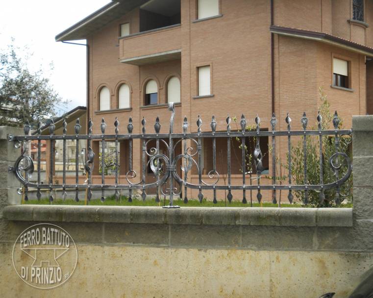 Recinzione in ferro battuto con decori
