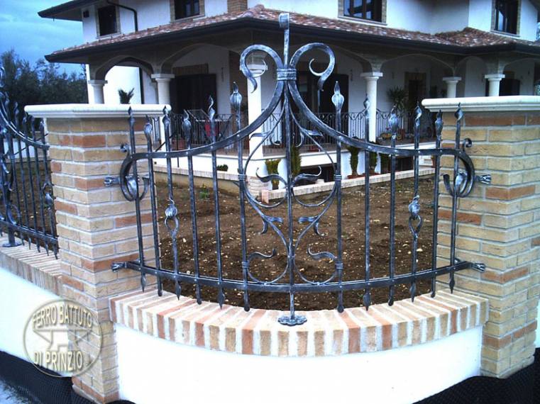 Recinzione in ferro battuto per villa