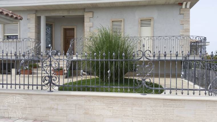 Recinzione in ferro battuto con colonne floreali
