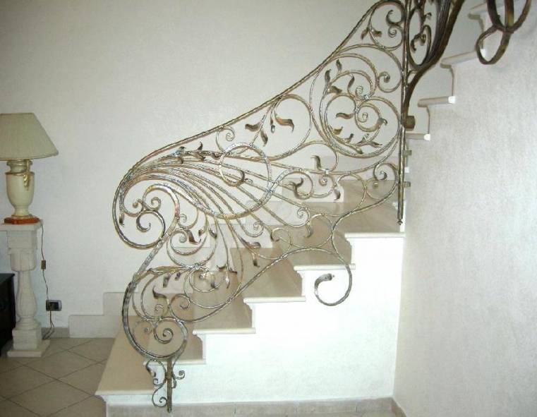 Ringhiera in ferro battuto con decorazione floreale