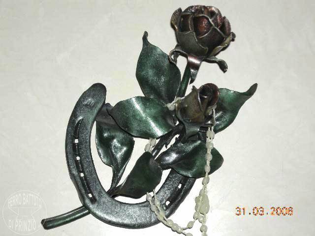 Rosa con ferro di cavallo in ferro battuto