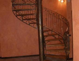 Scala a chiocciola in ferro battuto e legno