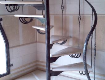 Scala a chiocciola in ferro battuto e marmo