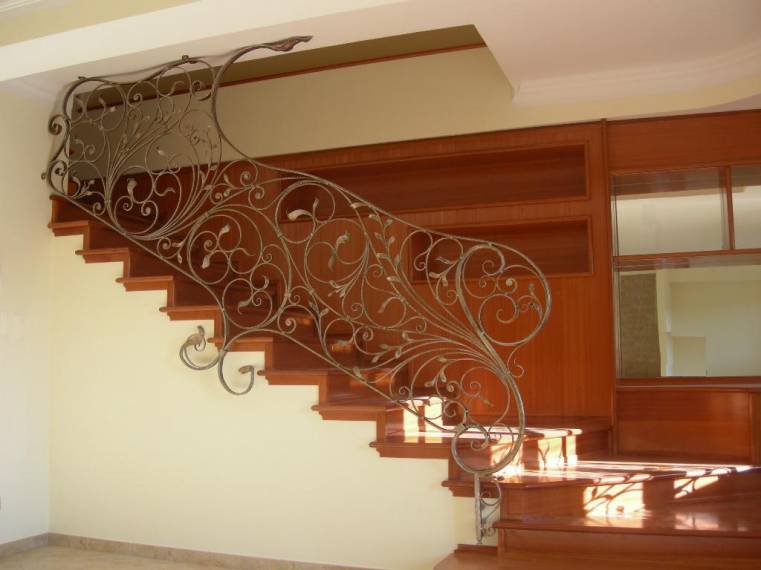 Scala in ferro battuto con agganci a soffitto