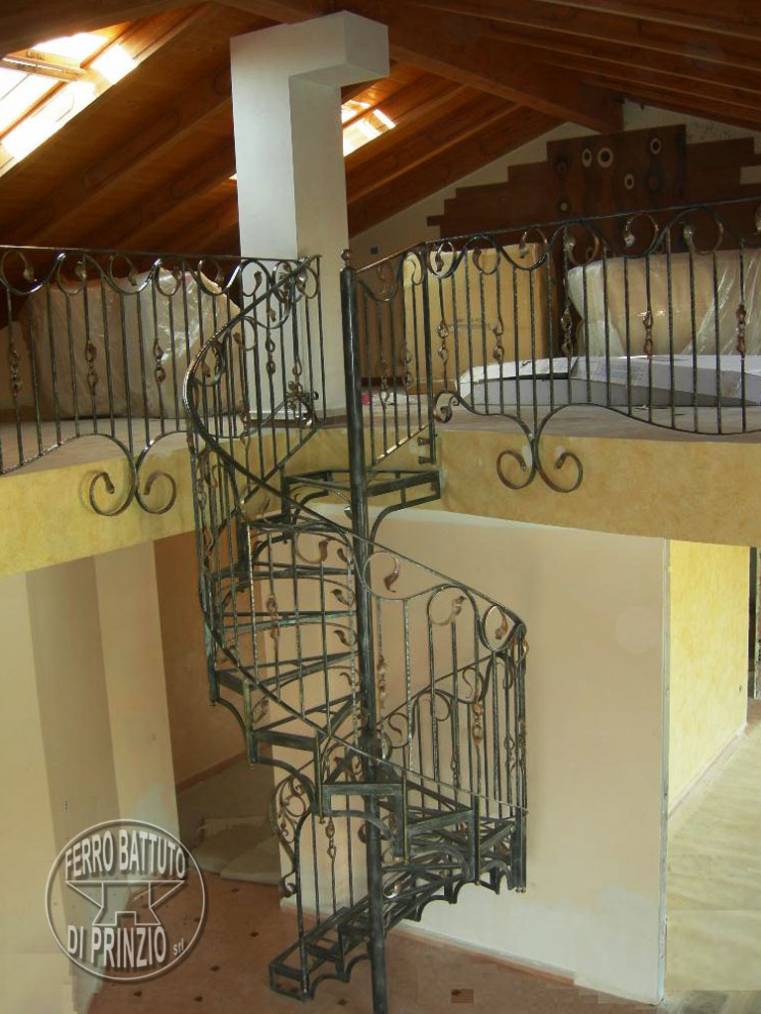 Scala interna in ferro battuto lavorato