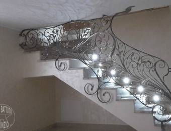 Scala interno in ferro battuto con trama floreale