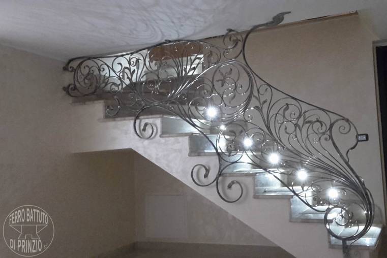 Scala interno in ferro battuto con trama floreale