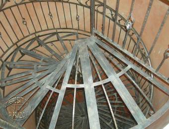 Scala a chiocciola in ferro battuto