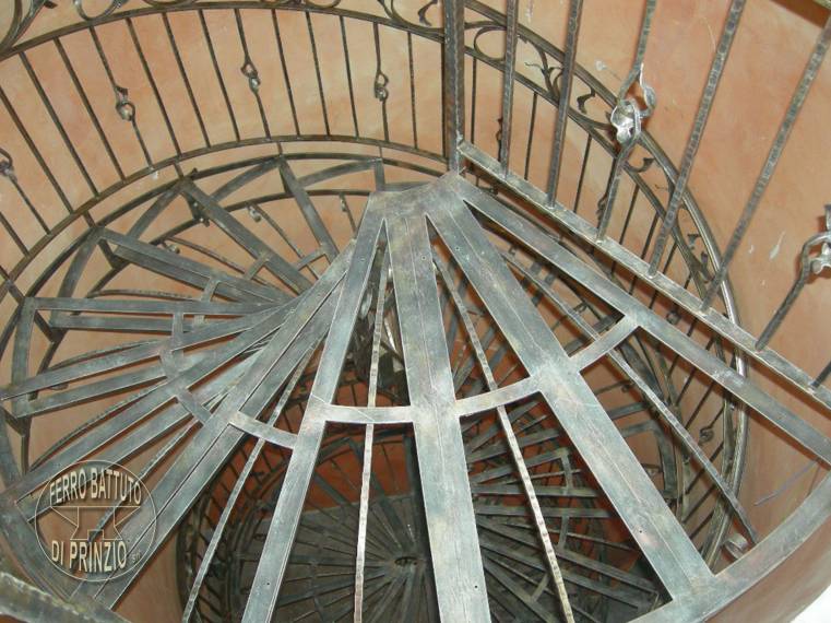 Scala a chiocciola in ferro battuto