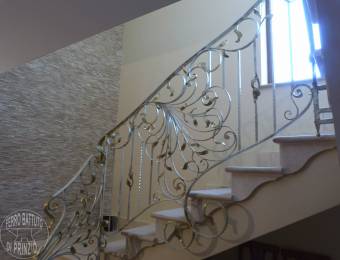 Scala interna in ferro battuto decorata