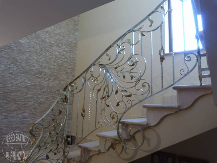 Scala interna in ferro battuto decorata