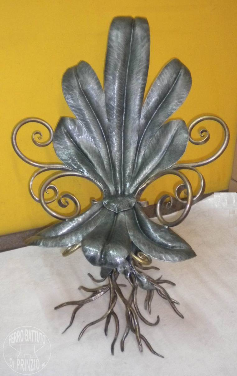 Sedia in ferro battuto a fiore e tronco