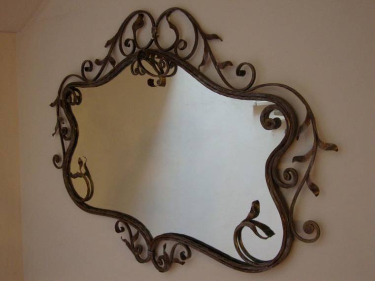 Specchio in ferro battuto con decoro classico