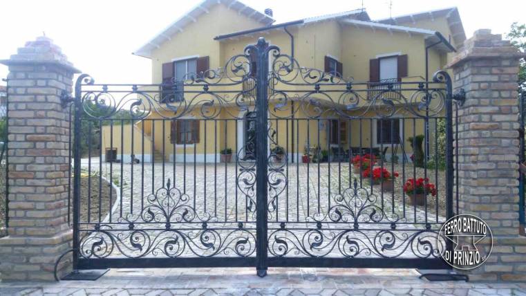 Cancello in ferro battuto con decorazioni floreali